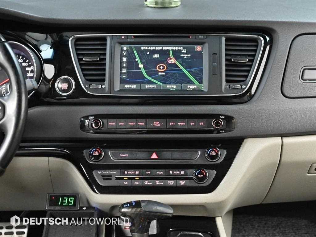 KIA Carnival - Vista 12