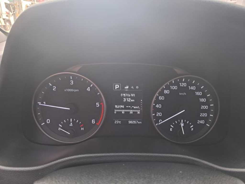 HYUNDAI Avante - Vista 9