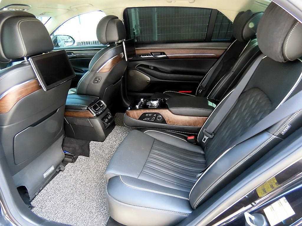 Genesis G90 - Vista 6