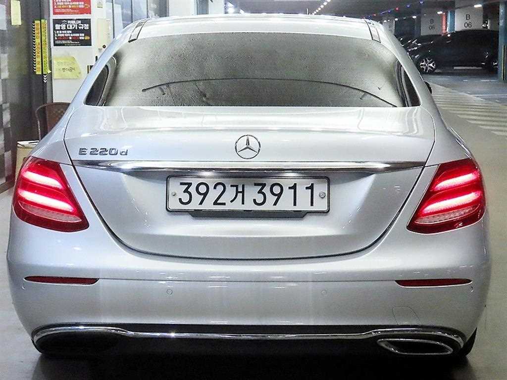 Mercedes Benz E class - Vista 5