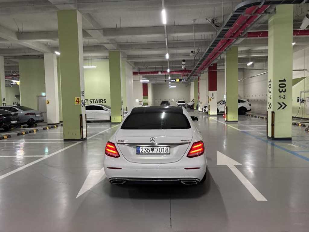 Mercedes Benz E class - Vista 3