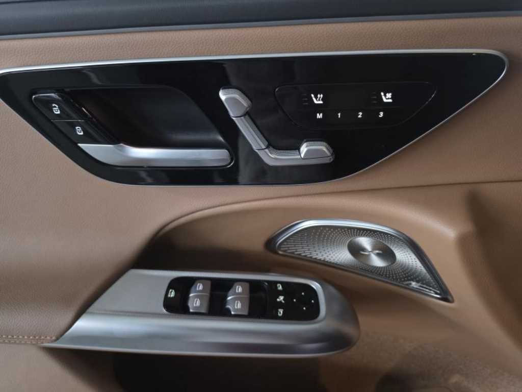 Mercedes Benz E class - Vista 4