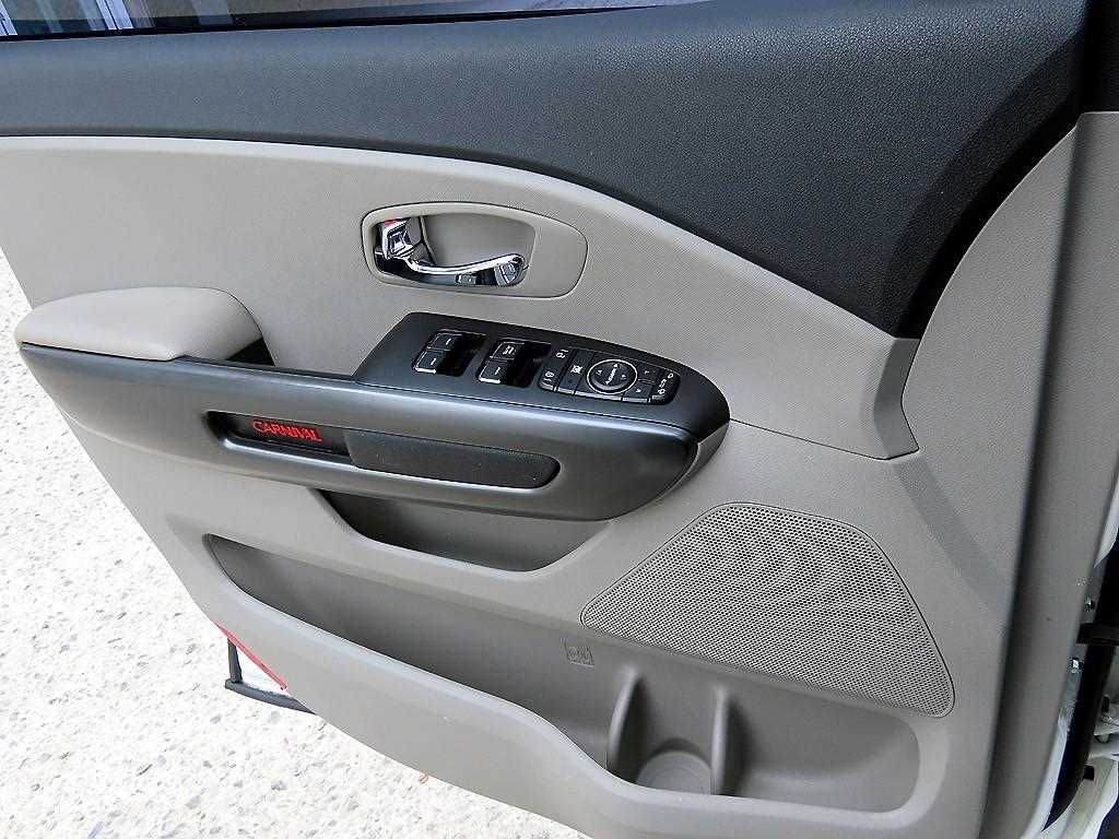 KIA Carnival - Vista 12