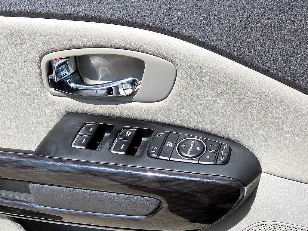 KIA Carnival - Vista 11
