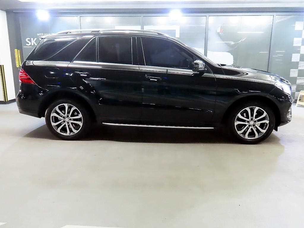 Mercedes Benz GLE Class - Vista 3