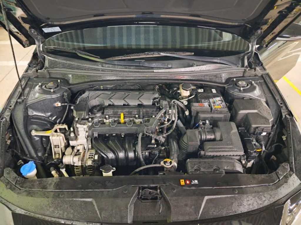 HYUNDAI Avante - Vista 5