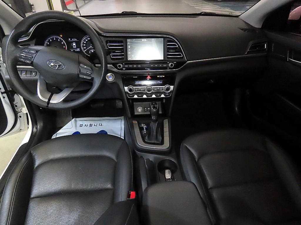 HYUNDAI Avante - Vista 10