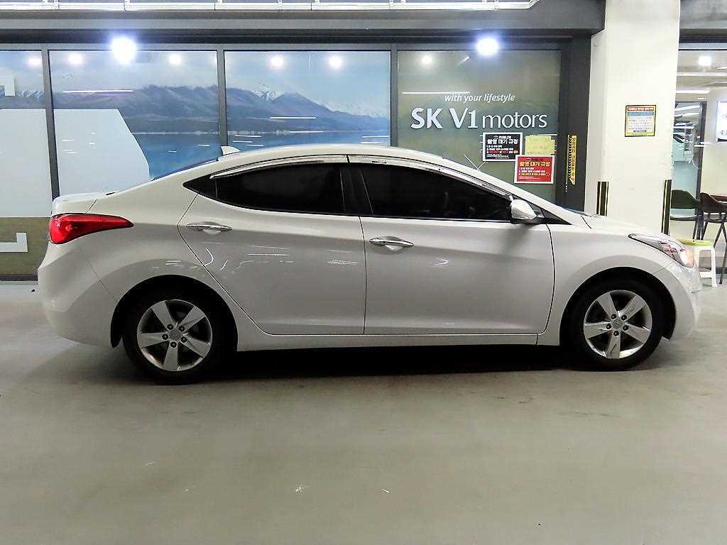 HYUNDAI Avante - Vista 3
