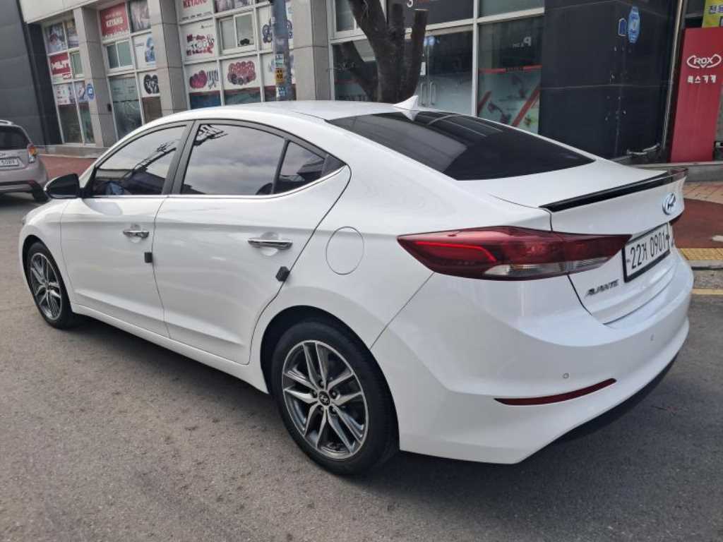 HYUNDAI Avante - Vista 5