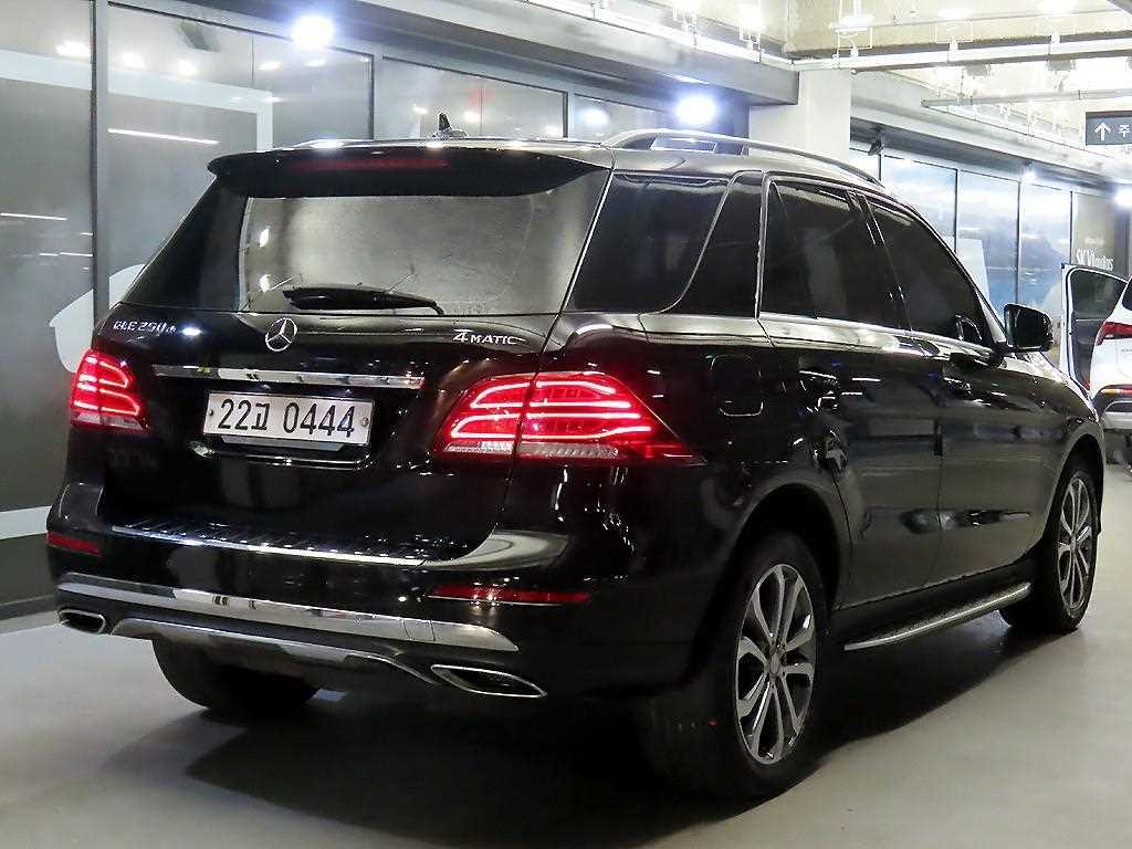 Mercedes Benz GLE Class - Vista 4