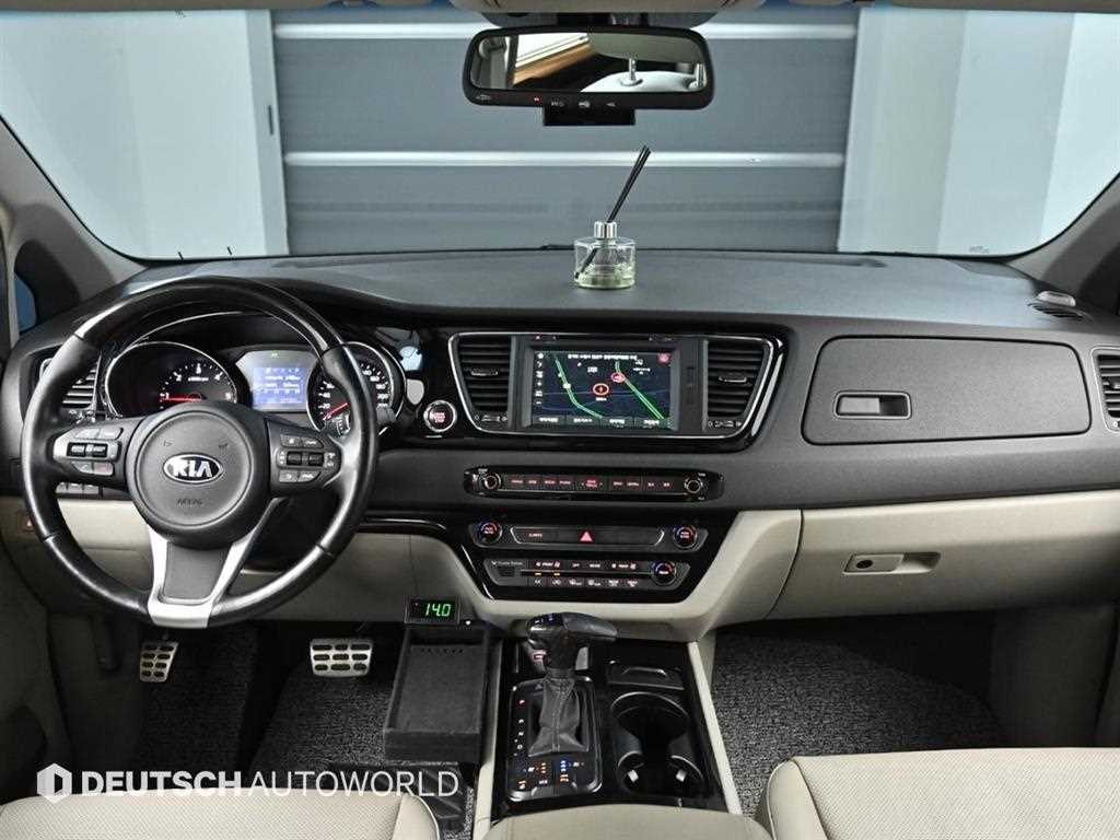 KIA Carnival - Vista 5