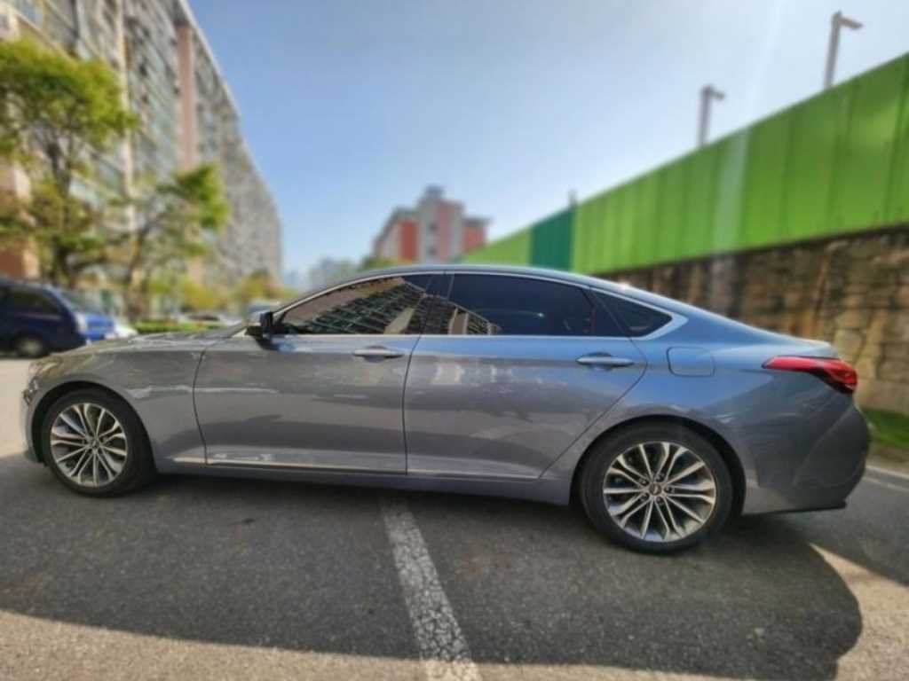 HYUNDAI Genesis - Vista 3