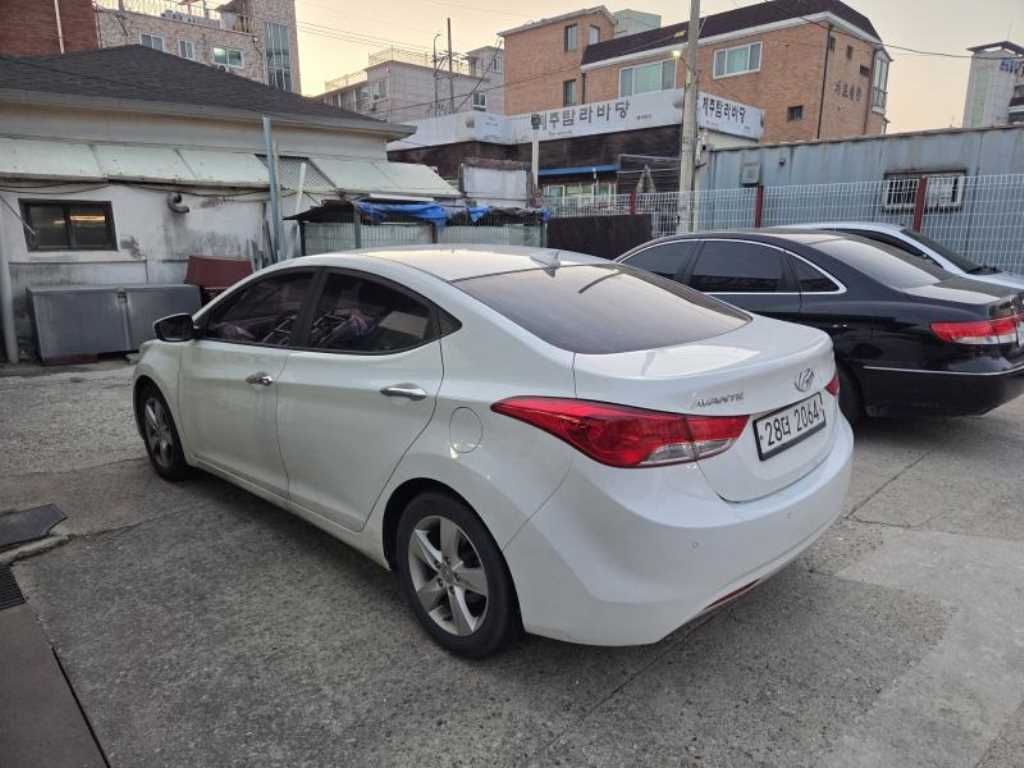 HYUNDAI Avante - Vista 5