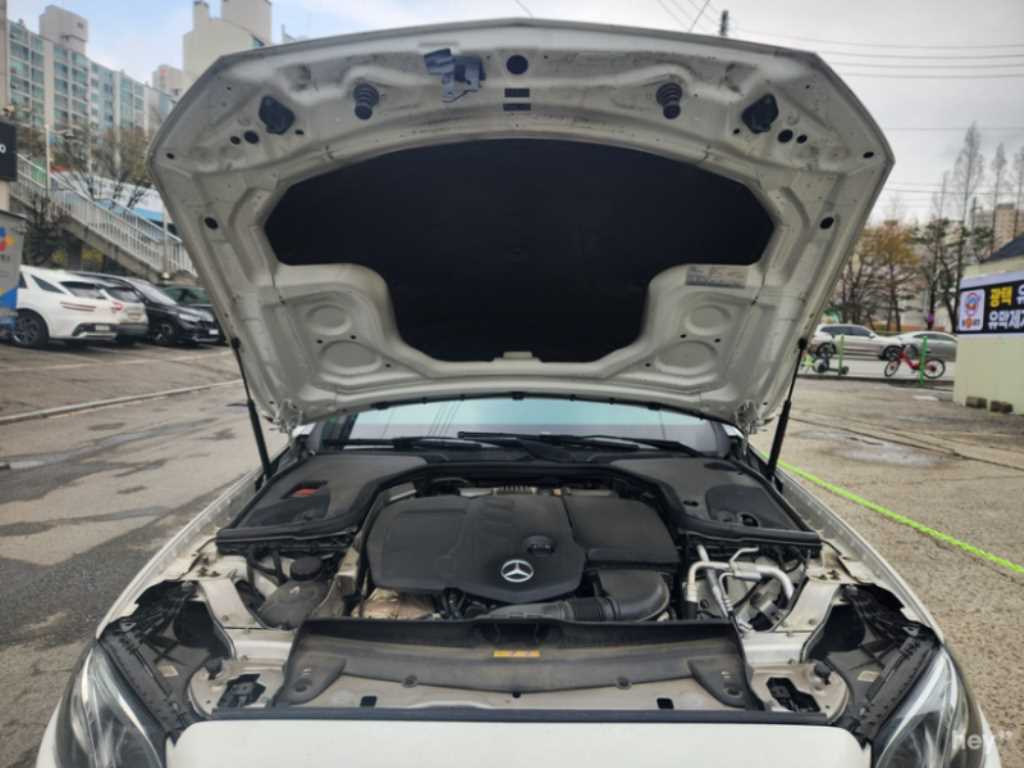Mercedes Benz E class - Vista 6