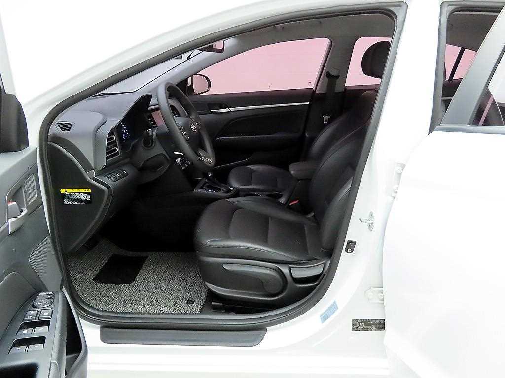 HYUNDAI Avante - Vista 8