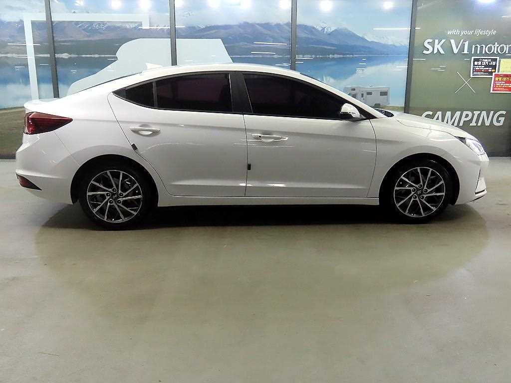 HYUNDAI Avante - Vista 3