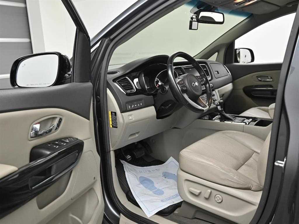 KIA Carnival - Vista 11