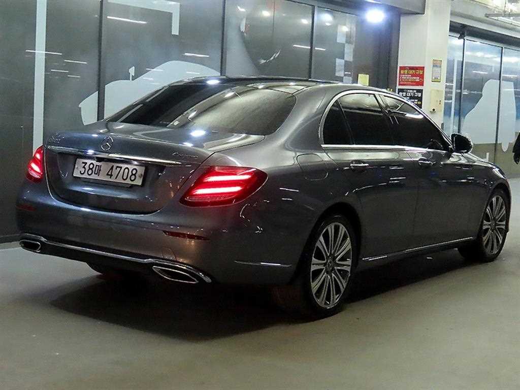 Mercedes Benz E class - Vista 4