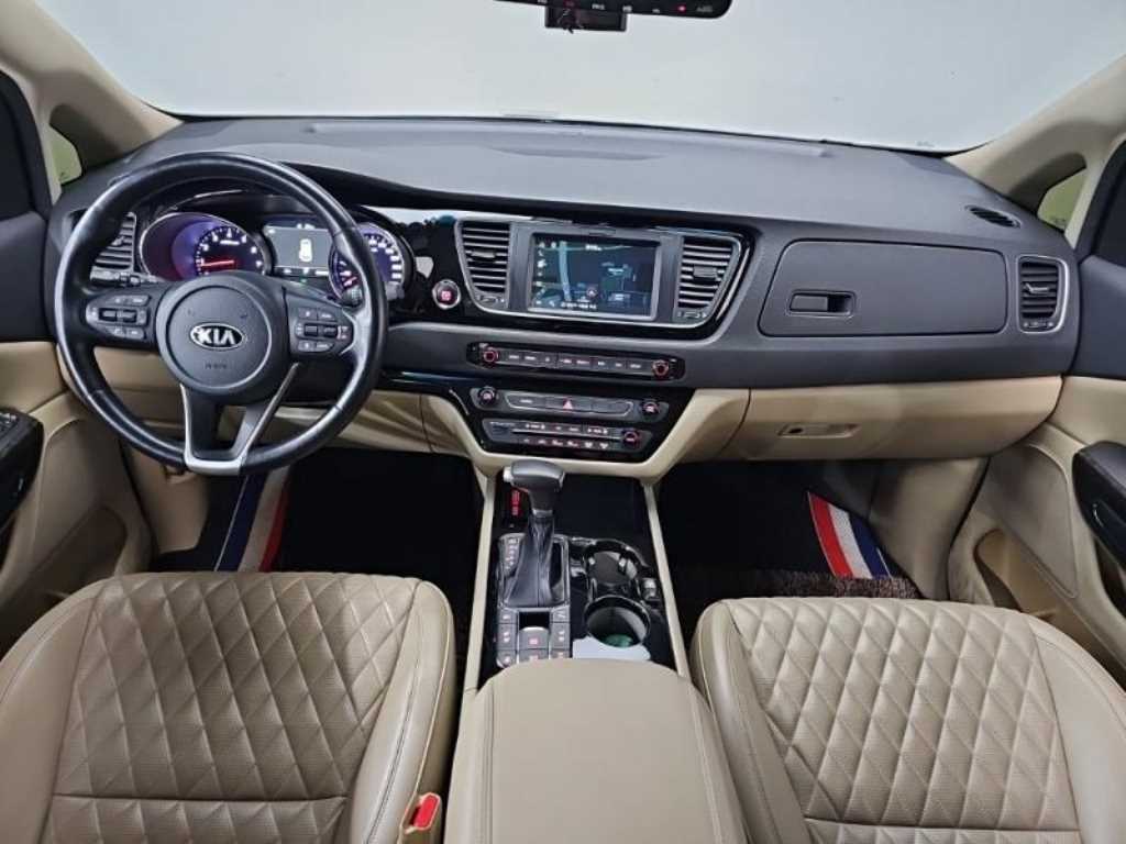 KIA Carnival - Vista 5
