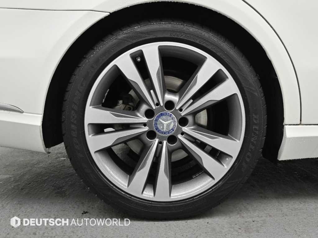 Mercedes Benz E class - Vista 5