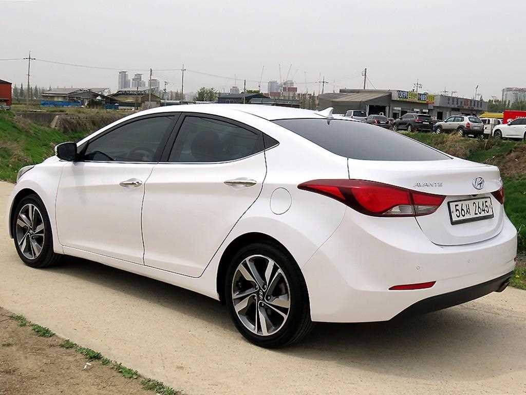 HYUNDAI Avante - Vista 3