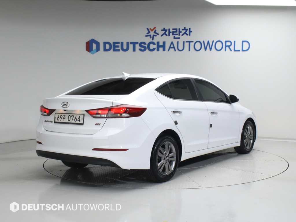HYUNDAI Avante - Vista 2