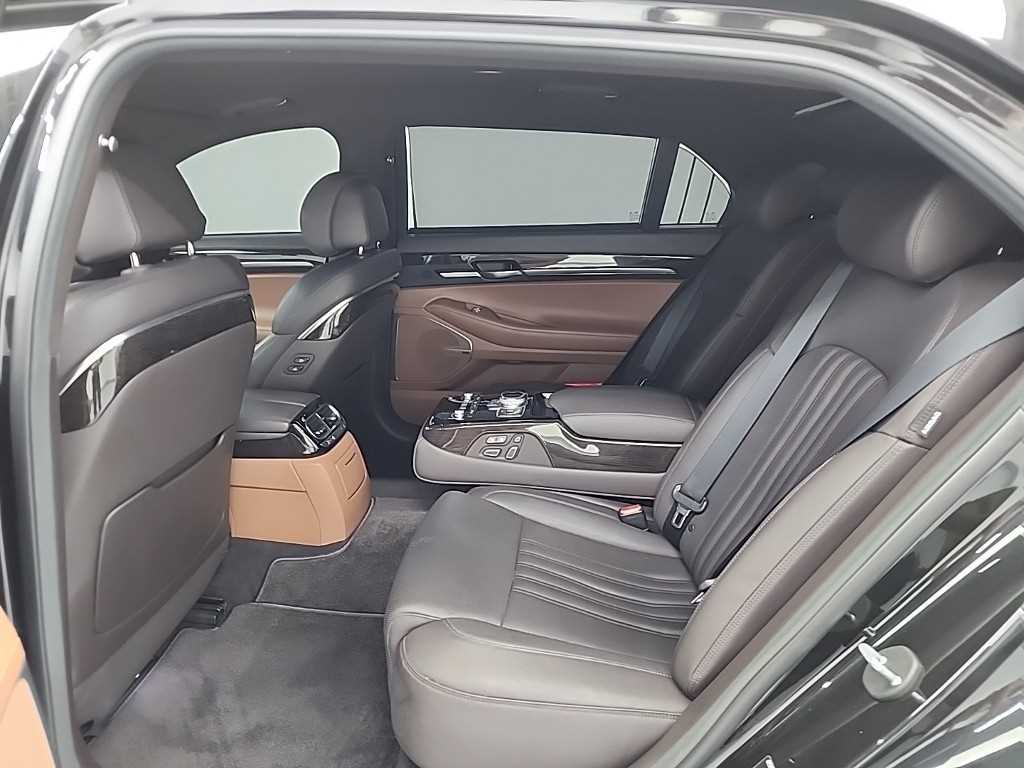Genesis G90 - Vista 12