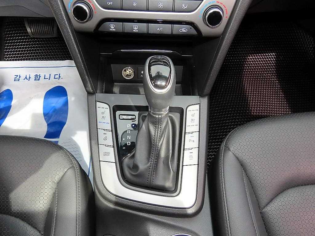 HYUNDAI Avante - Vista 10