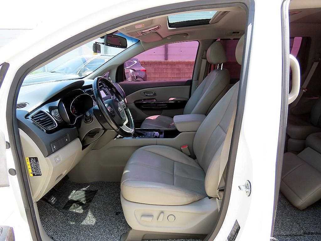 KIA Carnival - Vista 5
