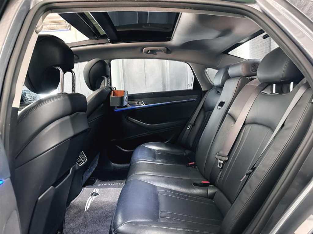 HYUNDAI Genesis - Vista 11