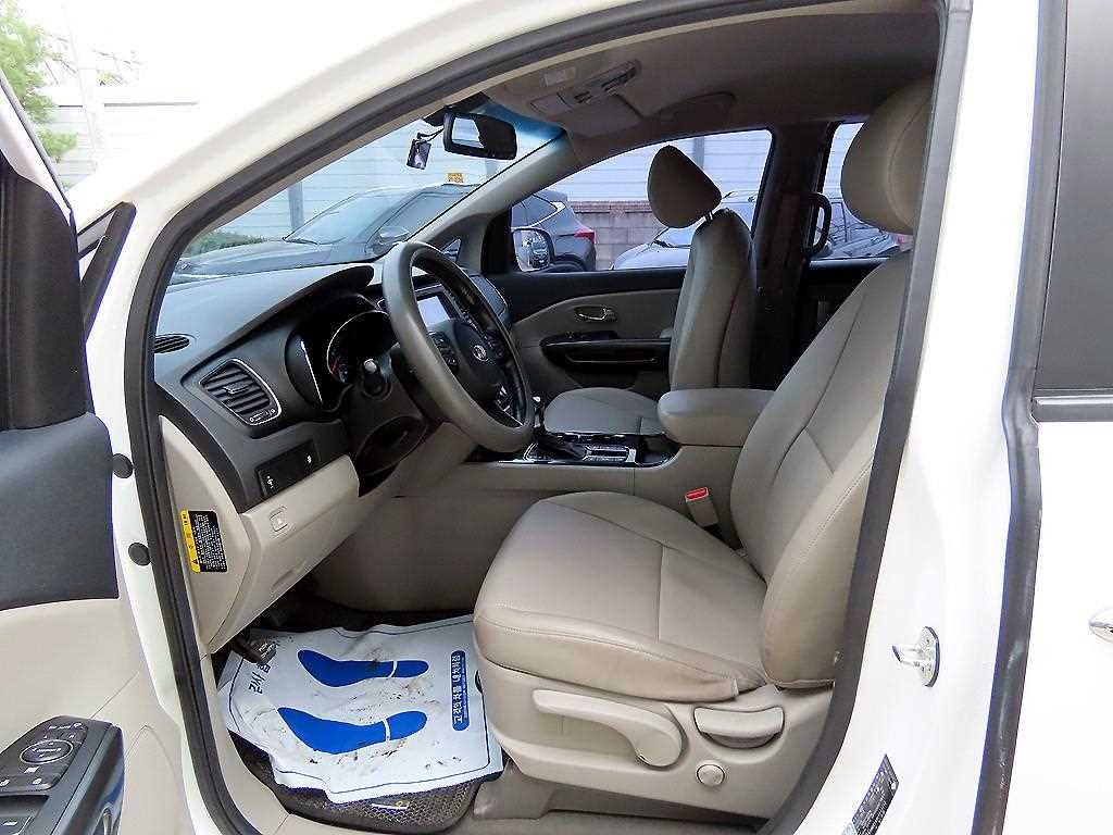 KIA Carnival - Vista 5
