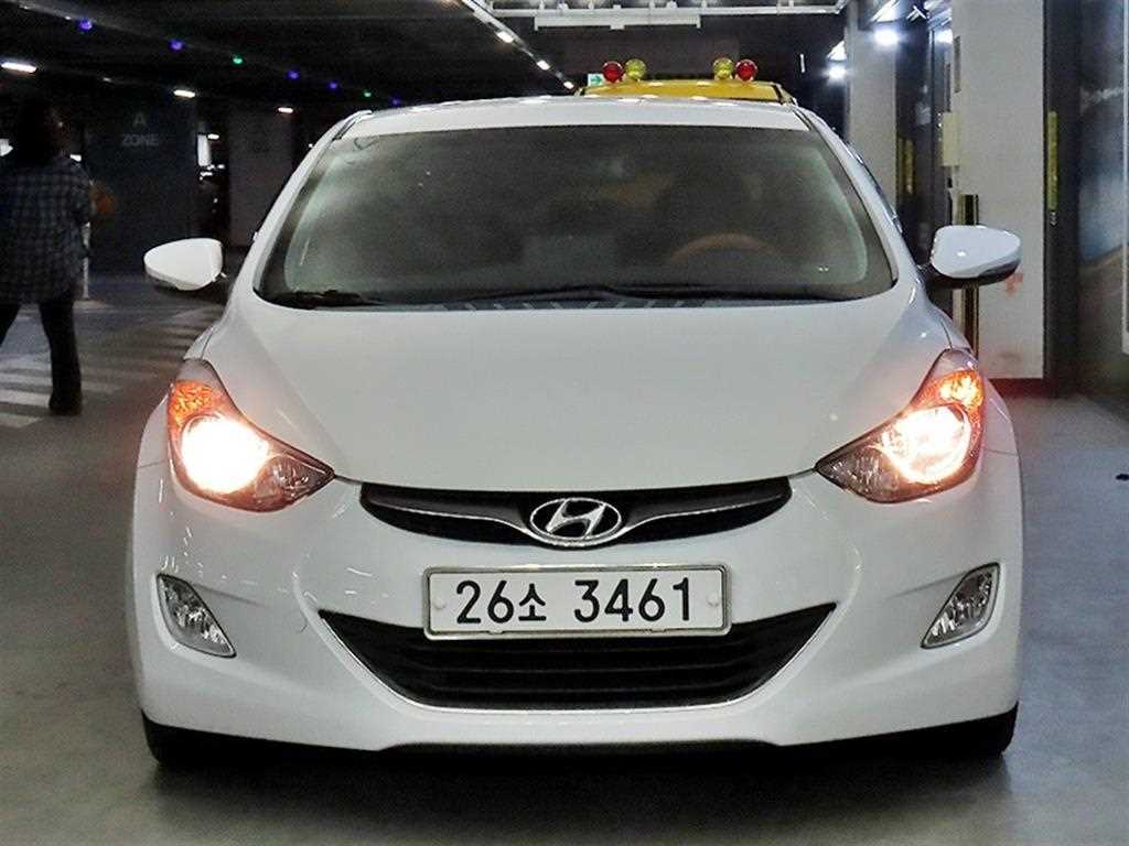 HYUNDAI Avante - Vista 2