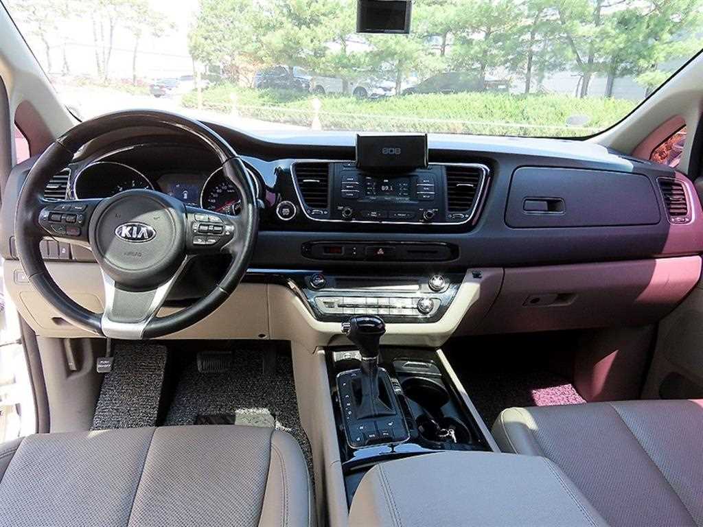 KIA Carnival - Vista 7