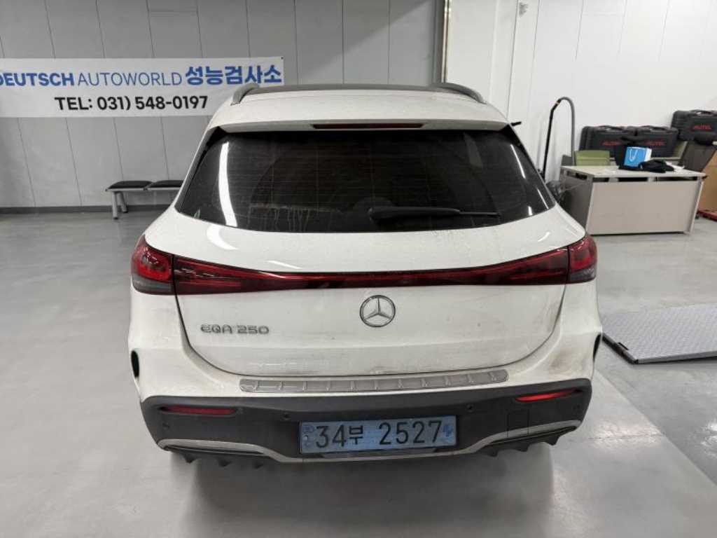 Mercedes Benz EQA - Vista 3