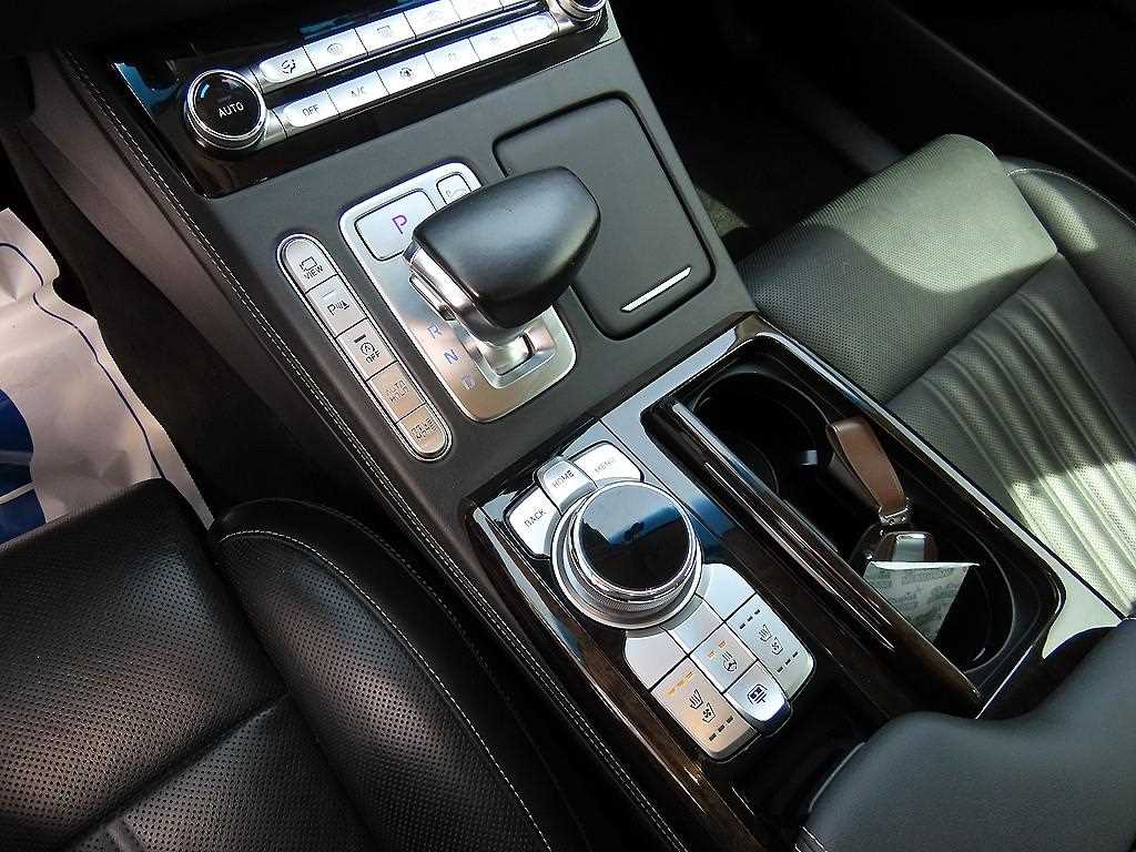 Genesis G90 - Vista 10