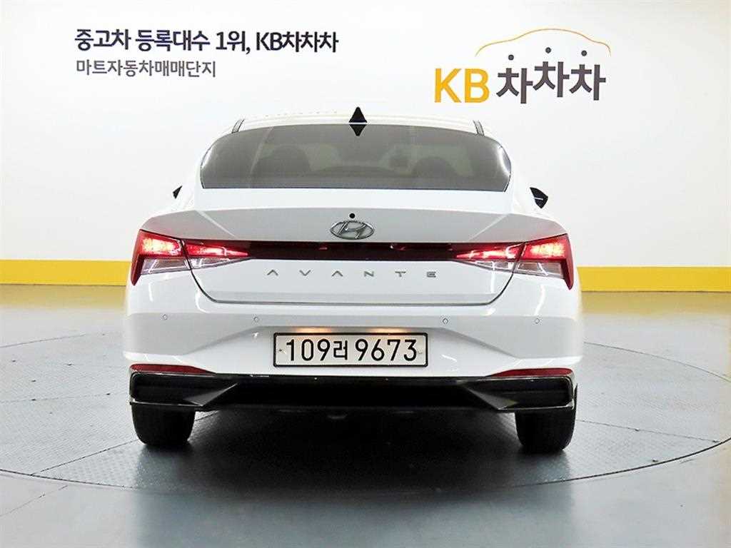 HYUNDAI Avante - Vista 3
