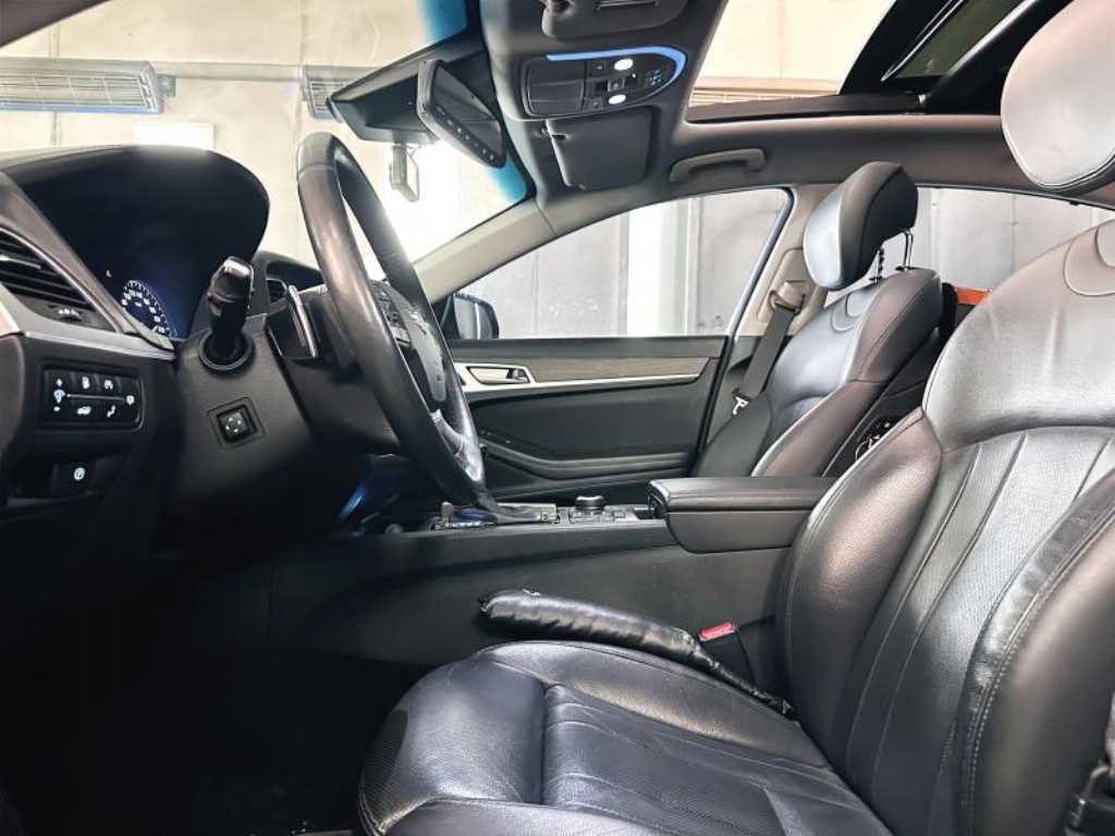 HYUNDAI Genesis - Vista 10