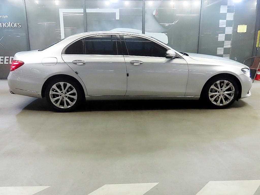 Mercedes Benz E class - Vista 3