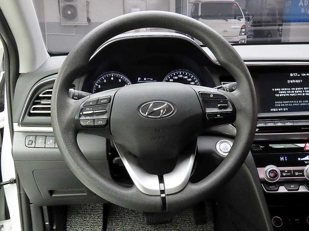 HYUNDAI Avante - Vista 10