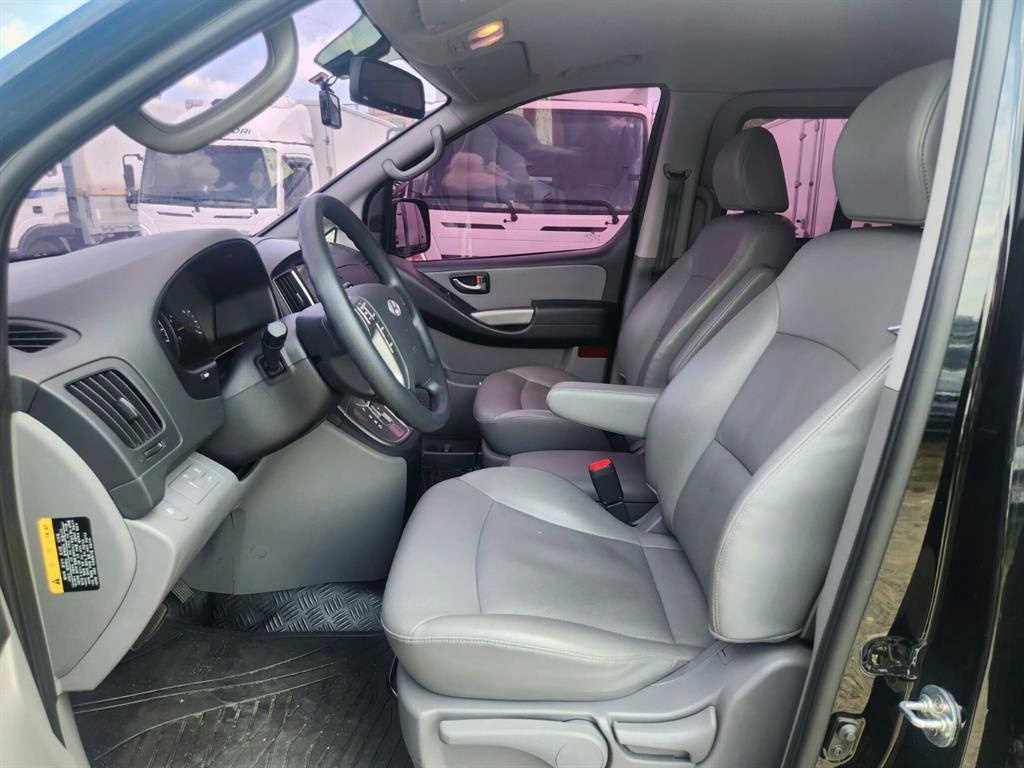 HYUNDAI Starex - Vista 8