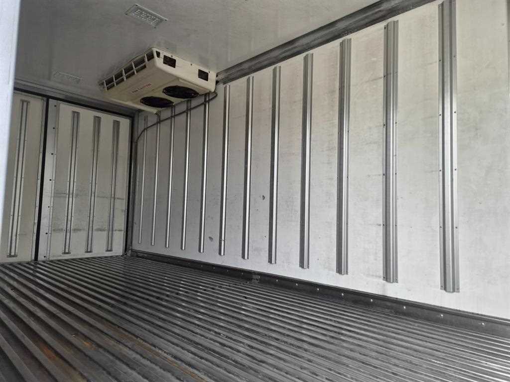 medium and large cargo truck - Vista 9