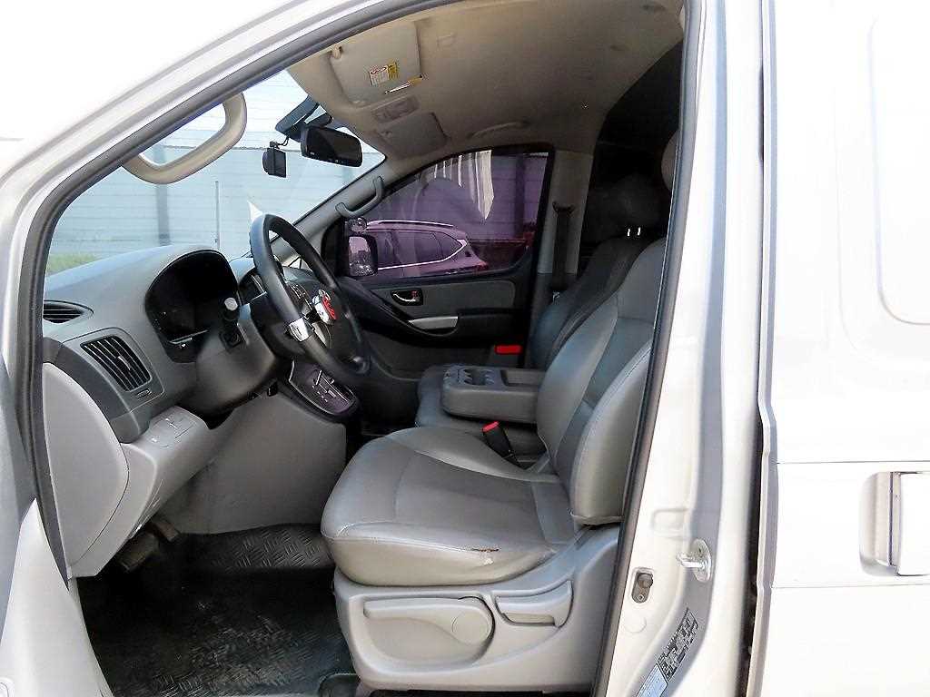 HYUNDAI Starex - Vista 5