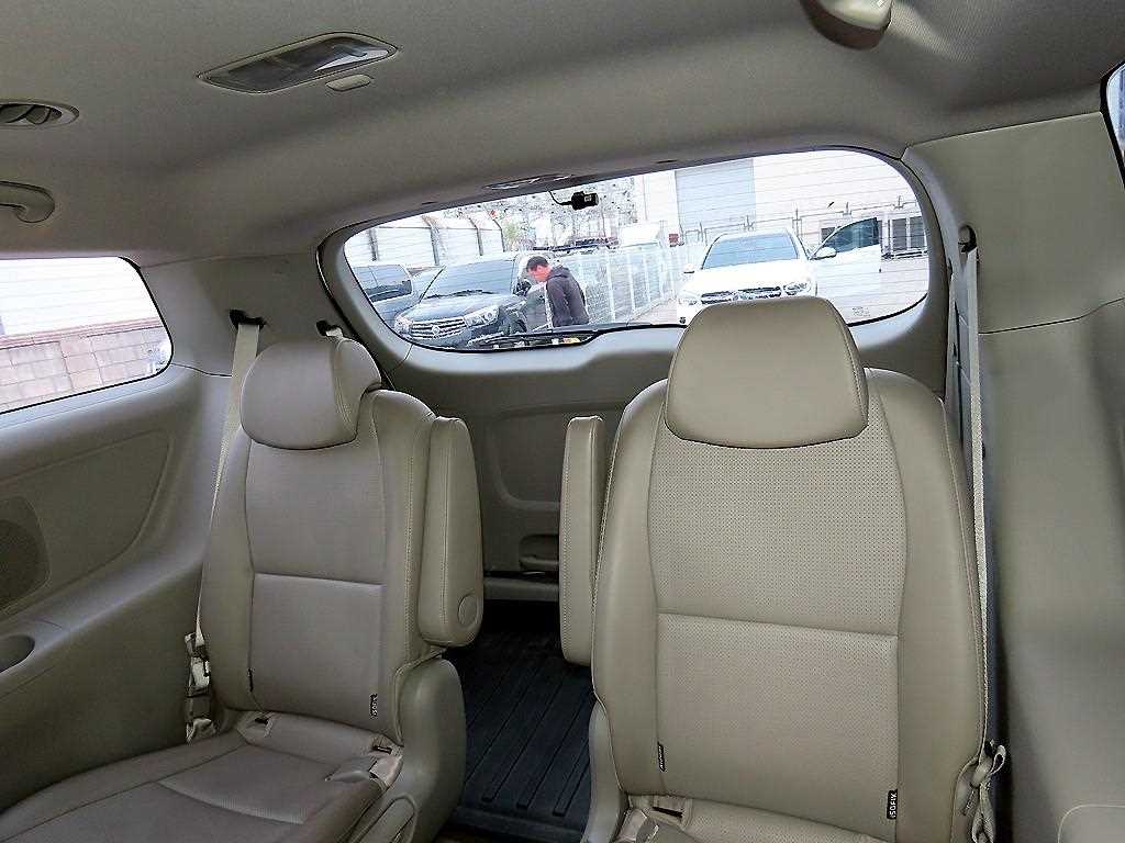 KIA Carnival - Vista 7
