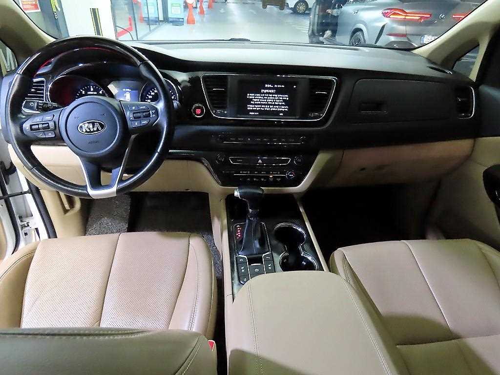 KIA Carnival - Vista 10