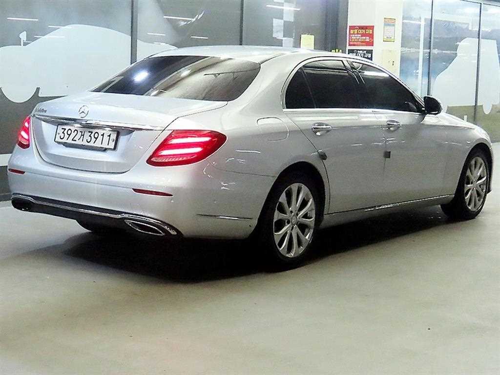 Mercedes Benz E class - Vista 4