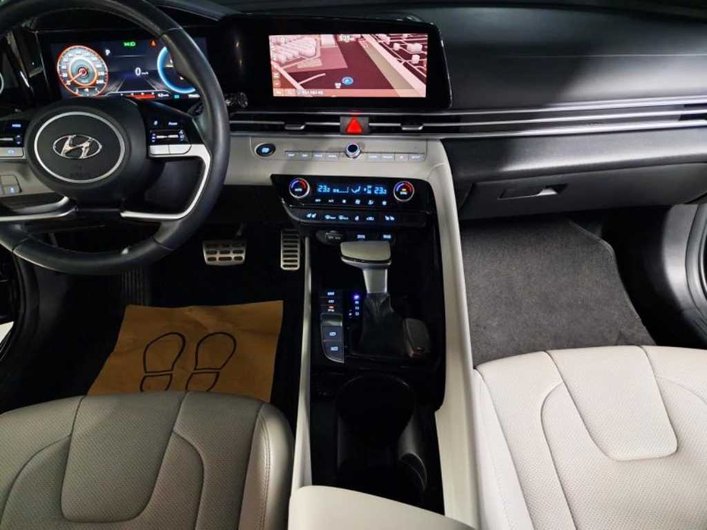 HYUNDAI Avante - Vista 10