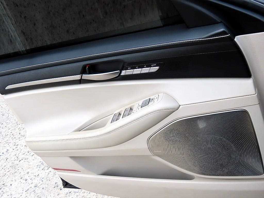 Genesis G90 - Vista 12