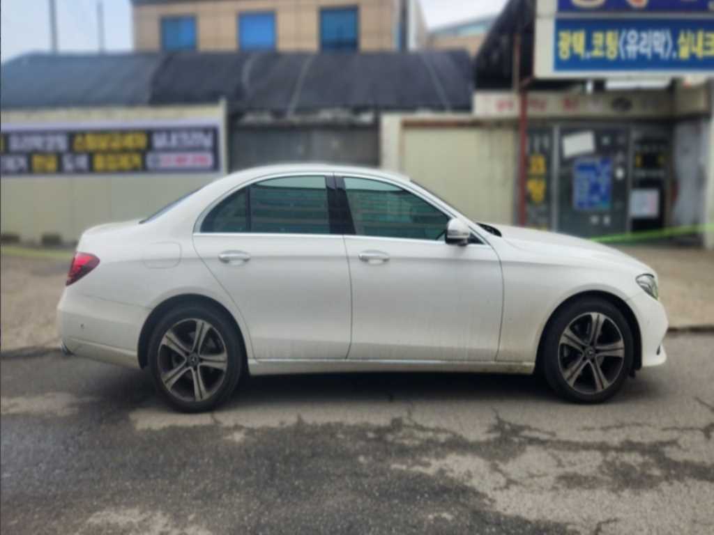 Mercedes Benz E class - Vista 3