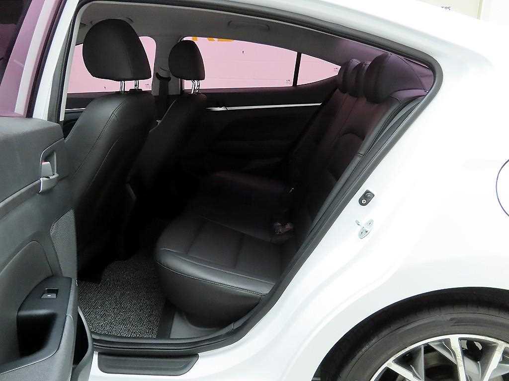 HYUNDAI Avante - Vista 9