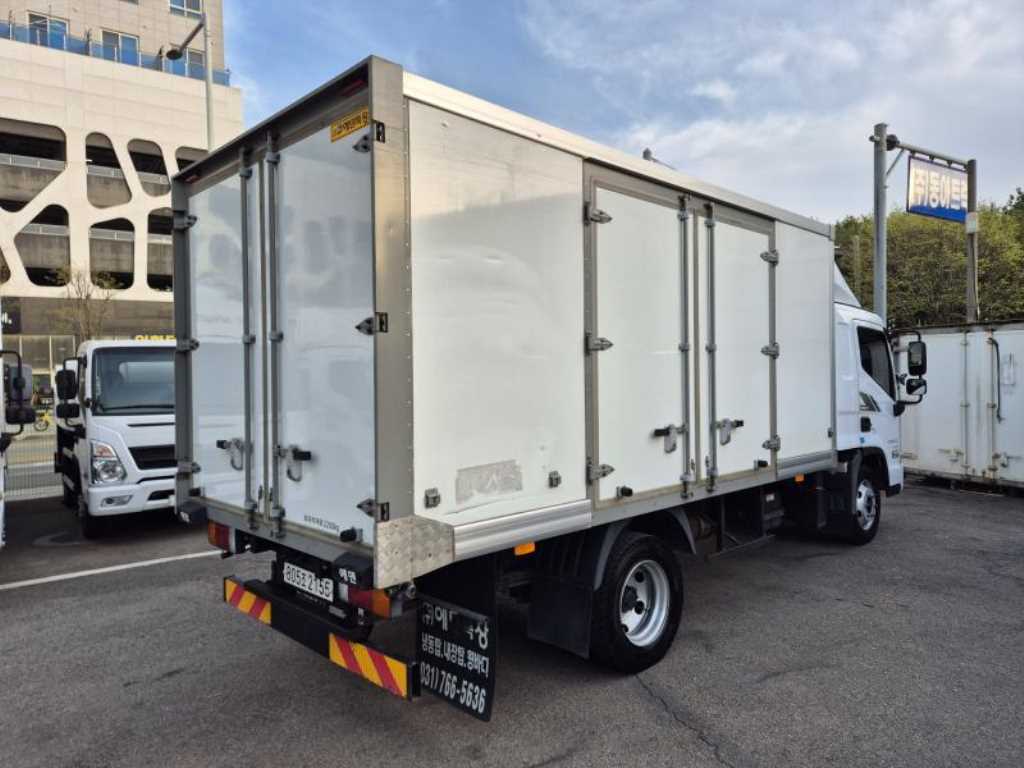 medium and large cargo truck - Vista 6